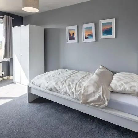 Cozy 3 Bed Garden House